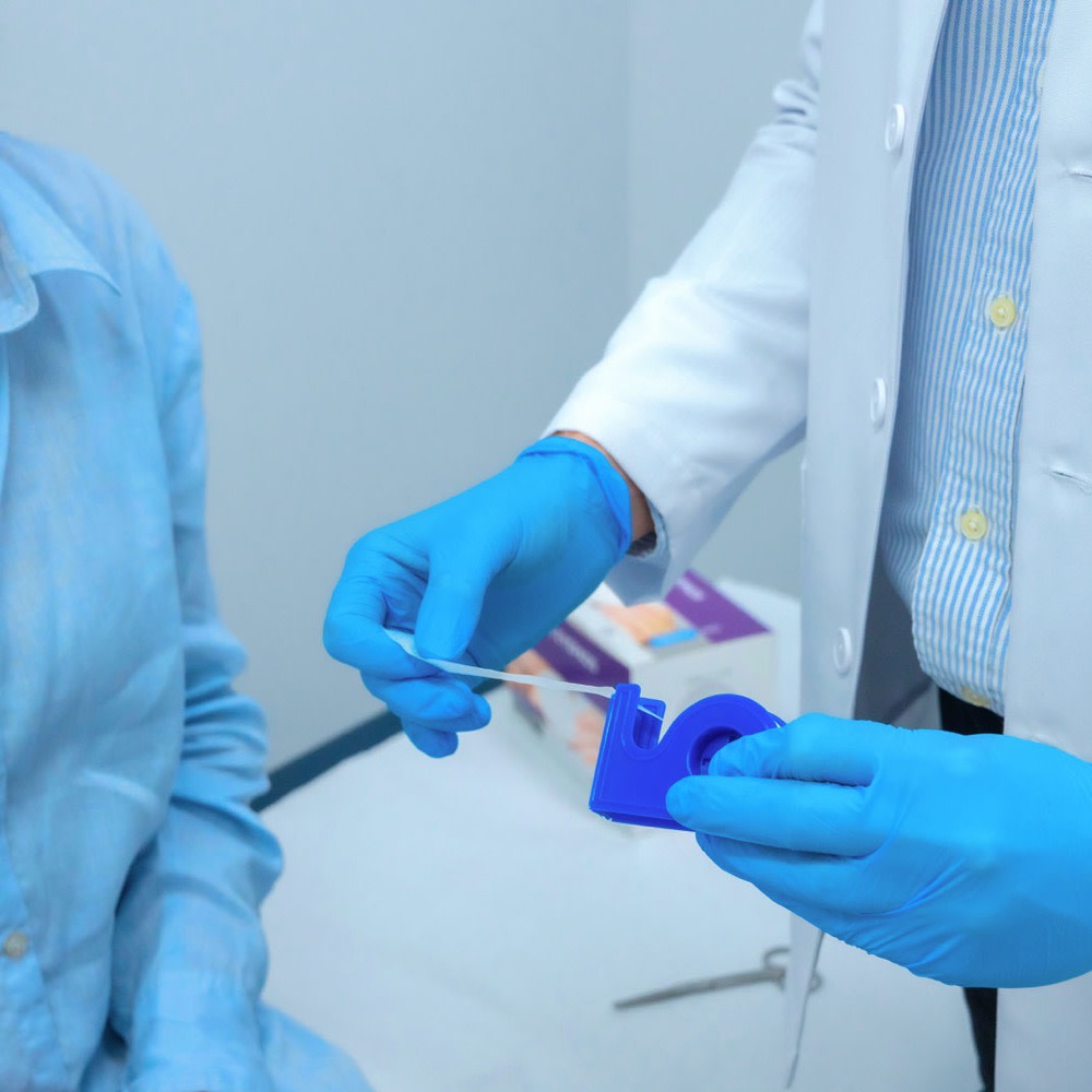 AEROTAPE White Microporous Paper Tape with Dispenser 1.25cm x 9.1M Box/12 - Image 2